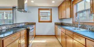 Stylish 3BR/3.5BA Townhome with Vaulted Ceilings & Attached Garage Gallery 9