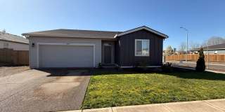 Newer single level 3 bed 2 bath home in NE Salem Gallery 3