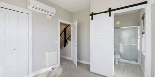 Stylish Midtown townhouse with stunning city views! Gallery 19
