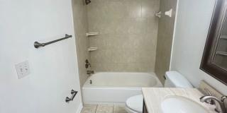 Nice 1/1 apartment  - move in now no rent till January Gallery 5