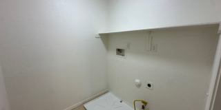 Two-Story 3 Bed/2.5 Bath with 2nd Floor Laundry Room! Gallery 19