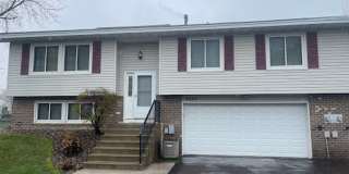Great 3 BR/2 BA Townhome in Vadnais Heights! Gallery 1
