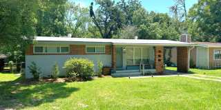 AWESOME 4/2 House w/ Wood Floors, Huge Screened in Deck, Fenced Yard,  W/D! Walk To the STADIUM  Collegetown! Available Aug 4th for $2100/month! Gallery 1