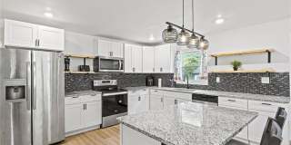 Room in 3 Bedroom Home at Peeples St SW Gallery 7