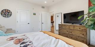 5132 West Maplewood Avenue, #202 Gallery 27