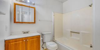Cozy 2 Bedroom Upstairs Unit With Lots of Natural Light! Gallery 13