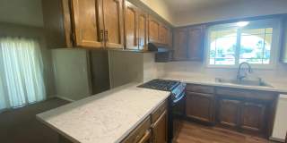 Spacious home in Northeast Hanford, central air, quiet cul-de-sac lot! Gallery 8