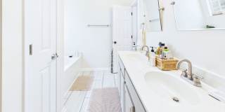 Beautiful 3 bd/ 2.5 house with Renovated Kitchen Gallery 20