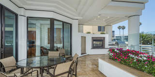 Exquisite Waterfront Gem. Gallery 33