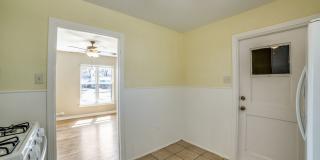 CHARMING MID-CENTURY HOME IN DELLVIEW Gallery 14