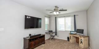 4 BEDROOM POOL & SOLAR HOME! Gallery 17
