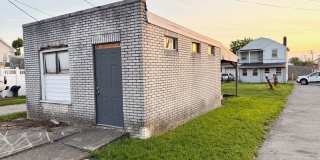 Cozy 2–3 Bedroom, 1 Bath Home with Garage & Sunroom Gallery 3