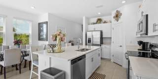 Beautifull Furnished Townhome - Nokomis - 2 Bedroom 2.5 bath plus office -1 Car Garage Gallery 11