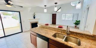 Beautifully Vista Upgraded Upstairs Corner Condo Gallery 13