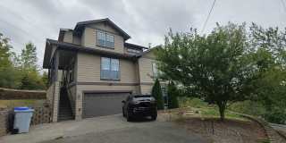 Spacious Multi-Level Home with Sweeping Mount Rainier Views Gallery 1