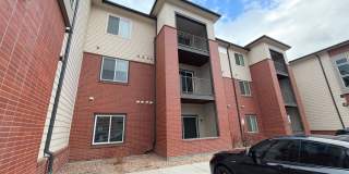Beautifully updated 2‑bed, 2‑bath ground‑floor condo in Aurora, CO Gallery 1