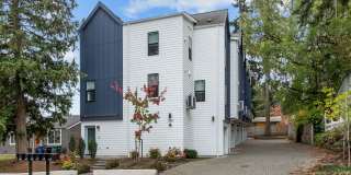 Modern 3-Bedroom Townhome in Shoreline Gallery 1