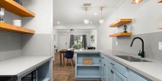 Centrally located apartment with pool! Gallery 7