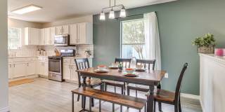 Room in 3 Bedroom Home at Hungry Horse Dr Gallery 1