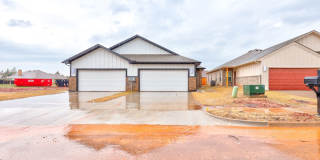Stunning Newer Duplex with Private Backyard in Edmond! Gallery 1