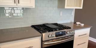 Central Point - Refined Townhouse with Dual Primary Suites Gallery 4
