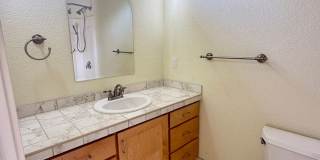 Spacious and bright 2 bed 2.5 bath Townhouse Gallery 14