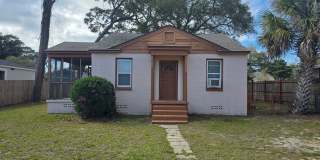 3BR/1BA home with screened patio Gallery 1