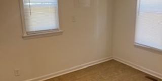 Charming Two Bedroom Home in Historic Morehead City Walking District with Dining Area and Living Room Gallery 8