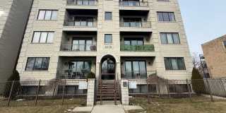 Luxury 3BR/2BA Condo – Prime Hyde Park Location, Modern Finishes Gallery 1