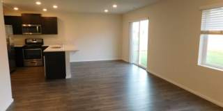 4Bd/2.5Ba Two Story Home - Available to View! Gallery 9