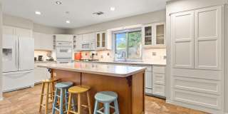Room in 4 Bedroom Home at Indian Mound Dr Gallery 1