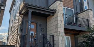 Available Now! 3 Bedroom, 3.5 Bathroom with A/C Gallery 1