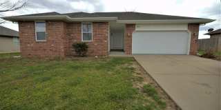 3 bedroom 2 bathroom home with fence Gallery 1