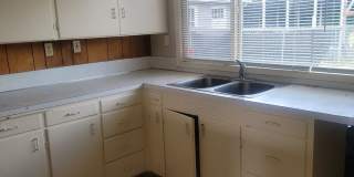 Cozy Parkland 2 bedroom house with Fenced Yard Gallery 8