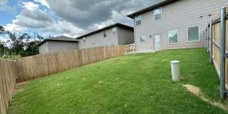 Large 3 Bed 2.5 Bath Duplex Includes Office Space (See Contact Info Below) Gallery 5