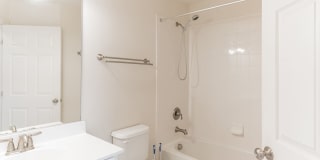 Lovely Townhome Conveniently Located! Gallery 25