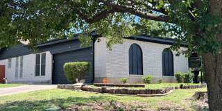 DRIVE-THRU Double Car Garage in the MacArthur School District!! Gallery 1