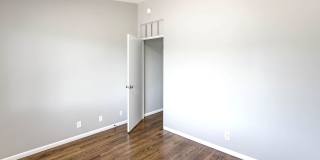 Top-Floor 2-Bedroom Apartment with Vaulted Ceilings! Gallery 11