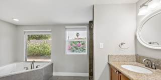 Luxury housing ,Close to U of A! Newly Renovated Gallery 19