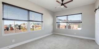 Stylish Midtown townhouse with stunning city views! Gallery 16