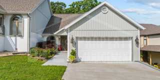 Beautifully updated 4-bedroom, 3-bath duplex in Branson! Gallery 1