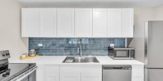 Fully Furnished Sunnyside Townhome | All-Inclusive | Flexible Stays Gallery 8