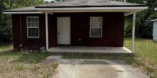 Beautiful 3 Bedroom 2 Bath House with New Kitchen Gallery 1