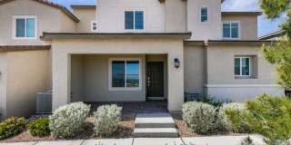 Beautiful 3 Bedroom Townhome with Mountain Views Gallery 1