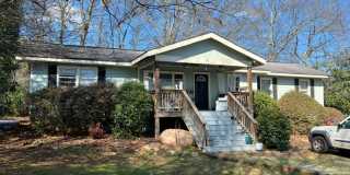 Cozy 4- bedroom house right by the loop! Gallery 1