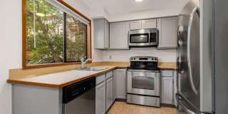 Beautifully Updated 2-Bedroom, 2-Bath Condo Near Downtown Kirkland Beautifully Updated 2-Bedroom, 2-Bath Condo Near Downtown Kirkland Gallery 7