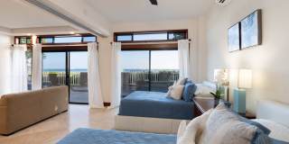 Wailupe Seaside Haven: Beachfront Luxury Home w/ Infinity Pool & City Proximity Gallery 20