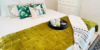 Sparkling Highlands 2 King 1.5 BA close to 264, hospitals, downtown Gallery 7