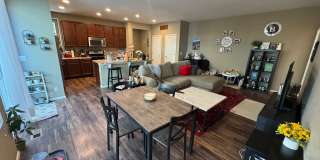Modern & Light-Filled Home in Central Park – Prime Location Gallery 8