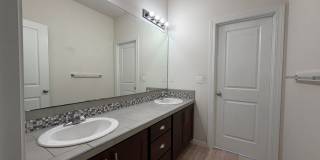 Spacious 4-Bed Home with Loft & Covered Patio in North Creek Gallery 18